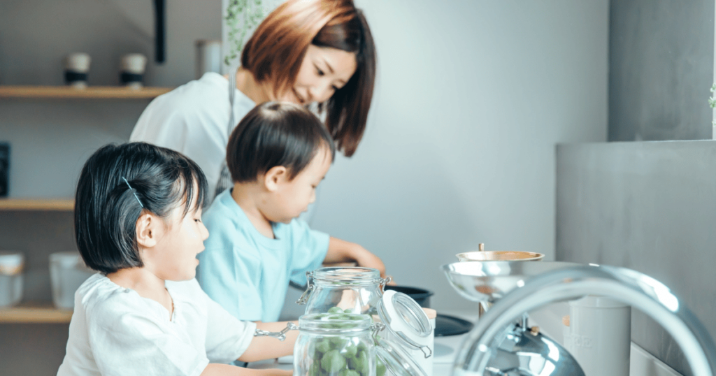 子供と一緒に盛り付けする