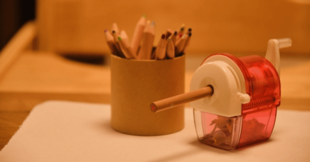 シンプル設計で壊れにくい！手動鉛筆けずり