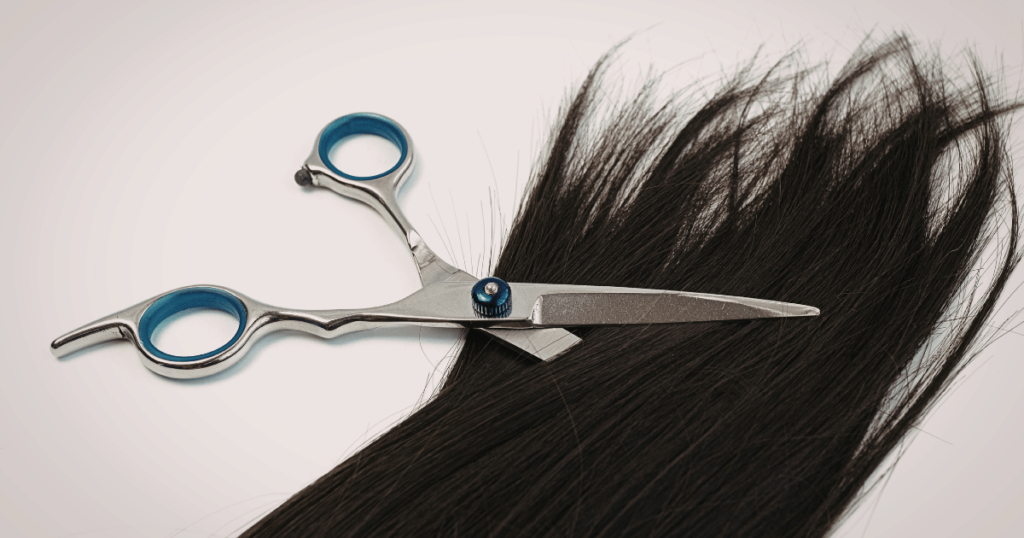 すきバサミで毛先をなじませる
